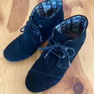 Toms Desert Suede Black Bootie Wedges -Size 8 Like New